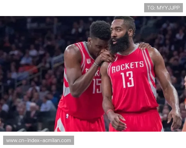 快船临场战术板上，内线保护与外线牵制并行